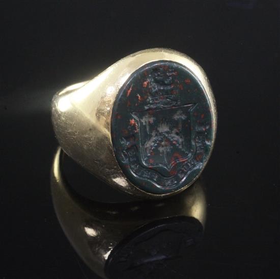 A George V 18ct gold and bloodstone signet ring, carved with the Barlow family crest, size L.